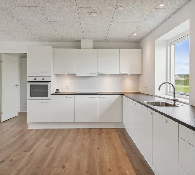 townhouse Terraced House with Terrace and Private Storage Shed