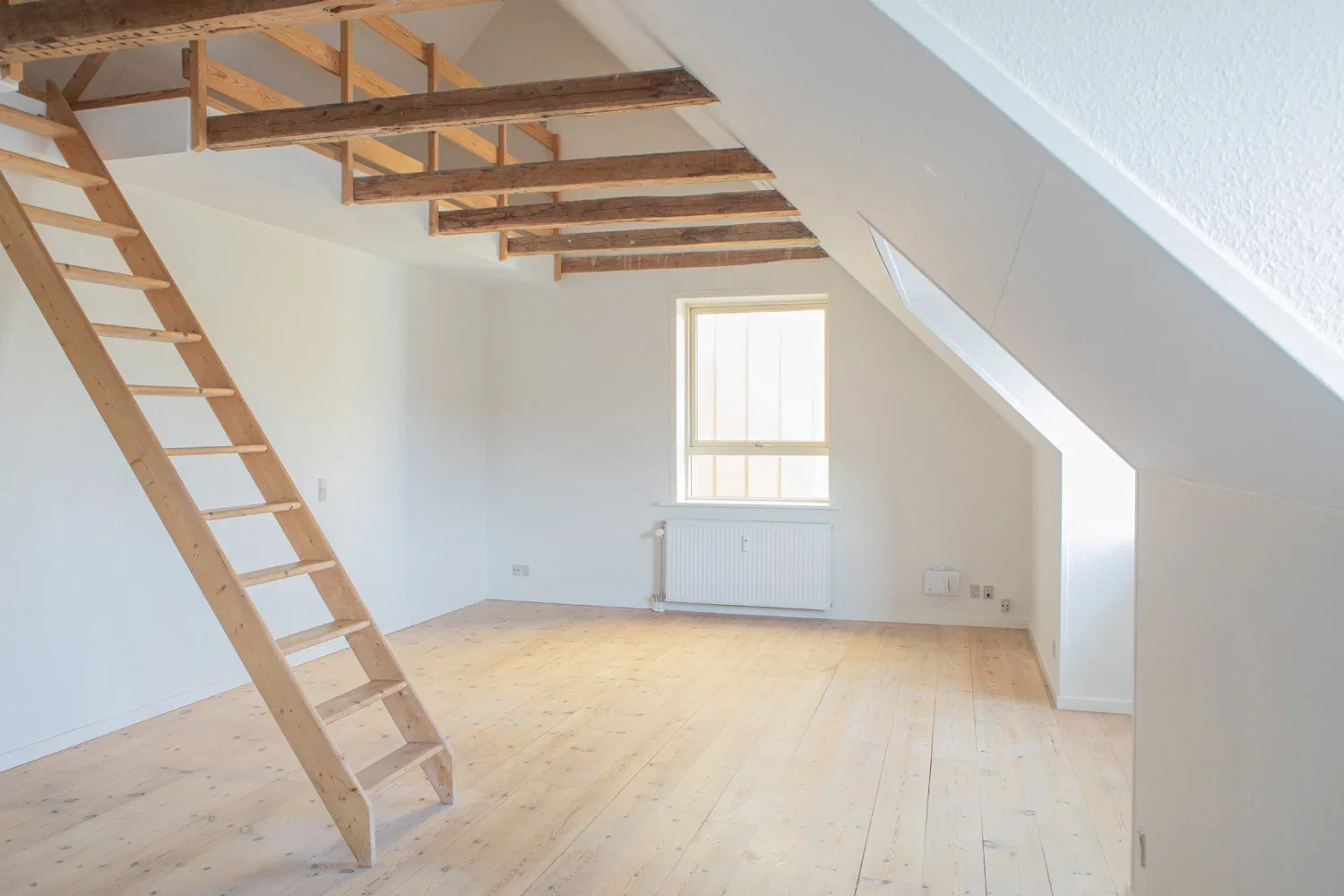 apartment Lys 2-værelses med hems og synlige bjælker – 67 m2 tæt på indkøb og bus