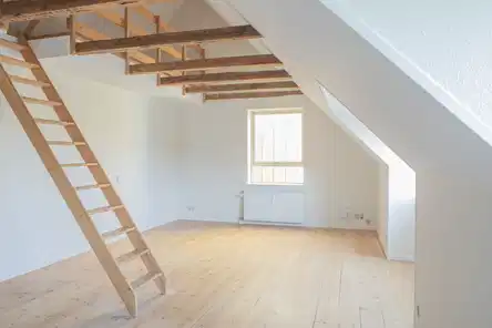 apartment Lys 2-værelses med hems og synlige bjælker – 67 m2 tæt på indkøb og bus