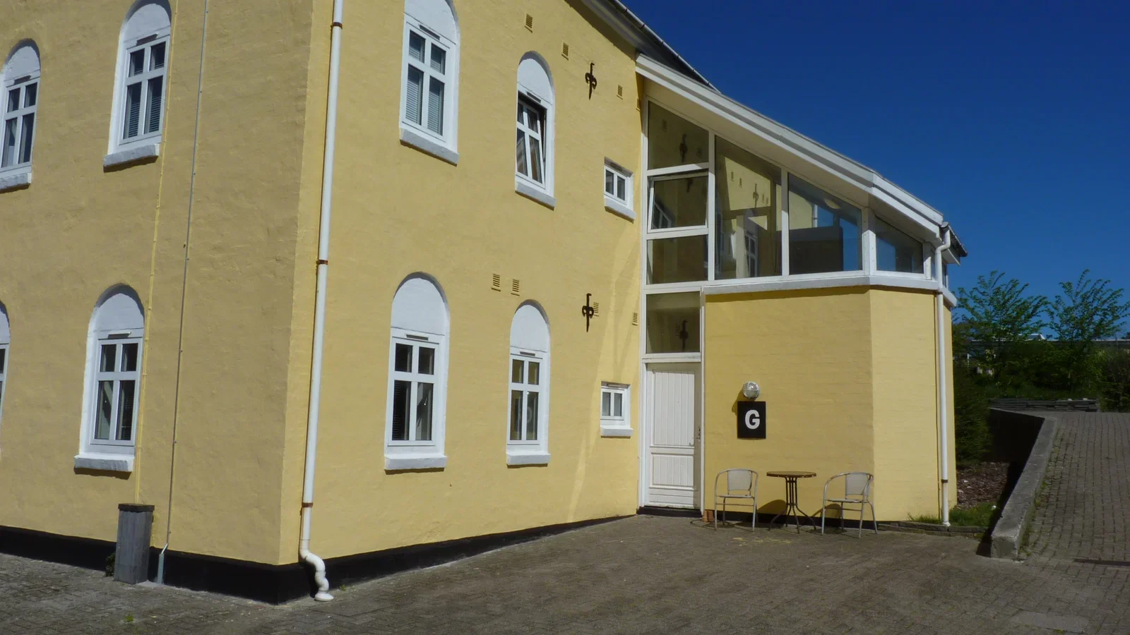 apartment UNDER RENOVERING - Charmerende 1-værelses stuelejlighed på 35 m2 med parkering – tæt på teater og shopping