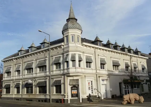 apartment UNDER RENOVATION - Spacious 2-room apartment of 85 m2 near the train station – electricity, water and heating included in the rent, pets allowed by agreement