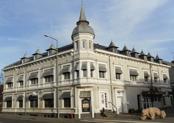 UNDER RENOVERING - Rummelig 2-værelses på 85 m2 ved banegården – el, vand og varme inkl. i huslejen, husdyr tilladt efter aftale - Jernbanegade, Hjørring - 0