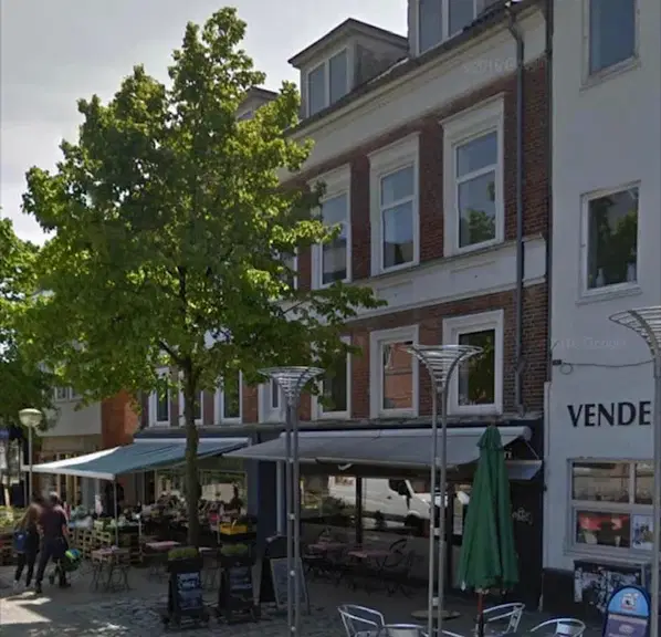 apartment Lys 3-værelses på 85 m2 midt i bylivet – tæt på station og shopping