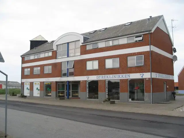apartment Lys 1-værelses med hems og stort vinduesparti – oplagt til pendler med parkering
