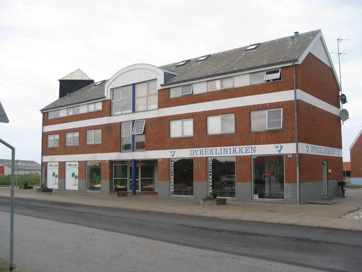 Bright 1-bedroom apartment with loft and a large window section – ideal for commuters with parking - Peder Rimmensgade, Hirtshals - 0