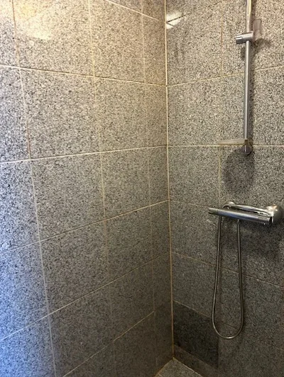 Rummelig 4-værelses i stueplan på 124 m2 – central hverdagskomfort tæt på sygehus og bus - Bispensgade, Hjørring - 1