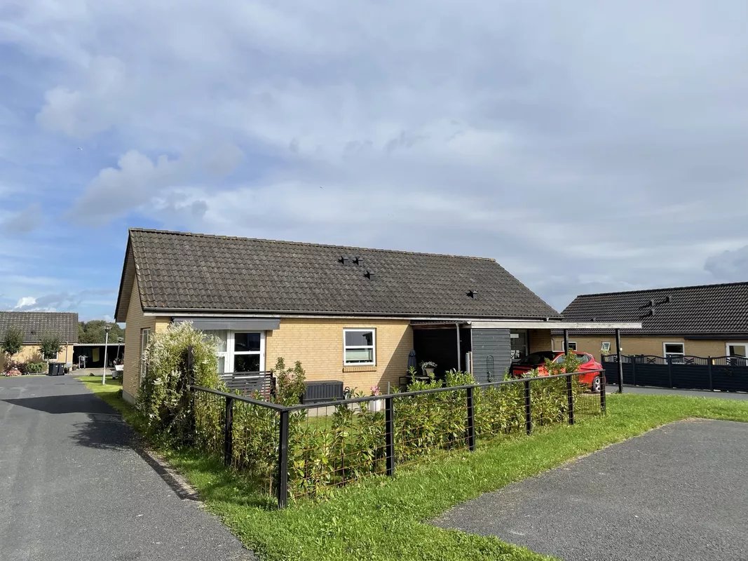 house 4-værelses bolig med carport og terrasse