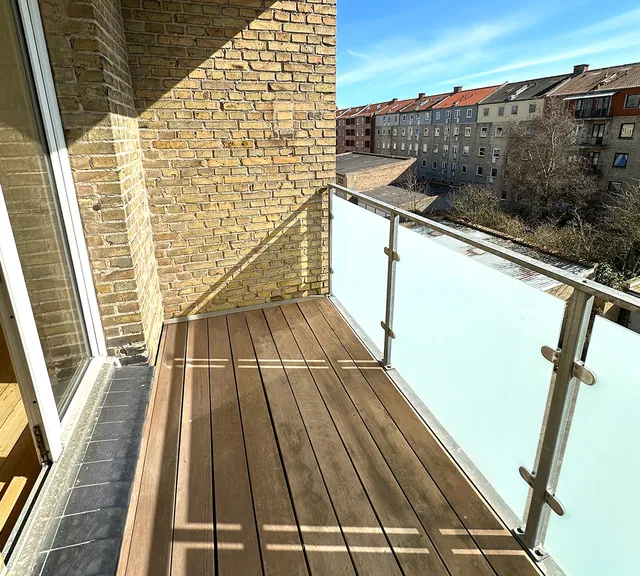 apartment To værelses med altan og udsigt over Aalborg!