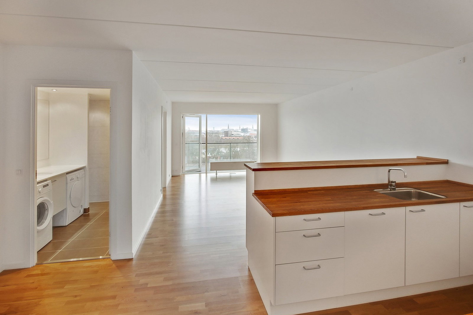 apartment Lys 4-værelses lejlighed med altan i København K