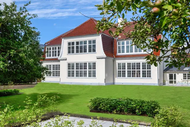 apartment Charmerende 3-værelses taglejlighed med haveadgang – 109 m2