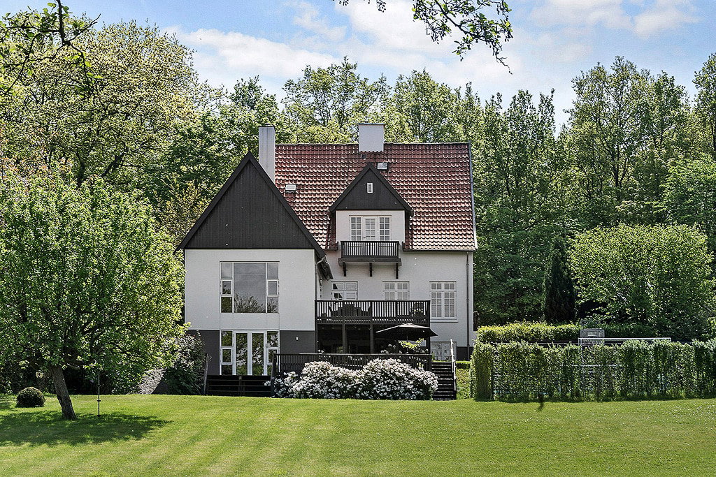 house Renoveret villa ved Søllerød Sø med privat badebro