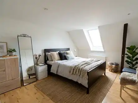 apartment Lys og charmerende 3-værelses på 104 m2 med fransk altan, synlige bjælker og moderniseret køkken og bad