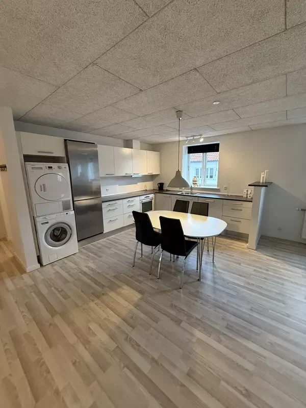 apartment Stor 5-værelses på 130 m2 med 4 separate soveværelser, lille altan og komplet møblering – tæt på indkøb og byliv