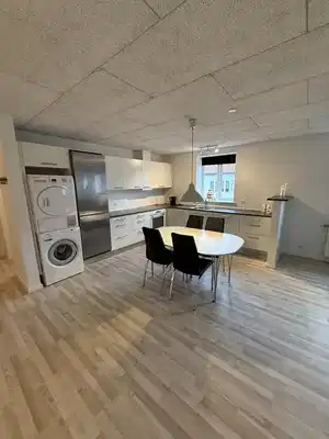 apartment Stor 5-værelses på 130 m2 med 4 separate soveværelser, lille altan og komplet møblering – tæt på indkøb og byliv