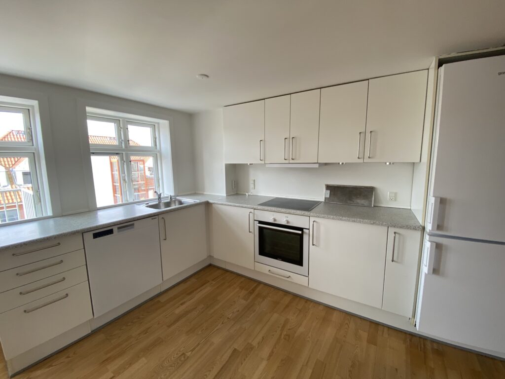 apartment Lys 4-værelses lejlighed med altan i Grenaa