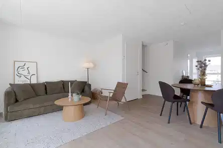 townhouse Rækkehus i to plan med terrasse og privat parkering