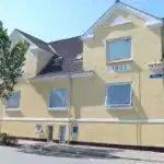 apartment Lys 3-værelses med fælles have – 52 m2 i charmerende gul ejendom