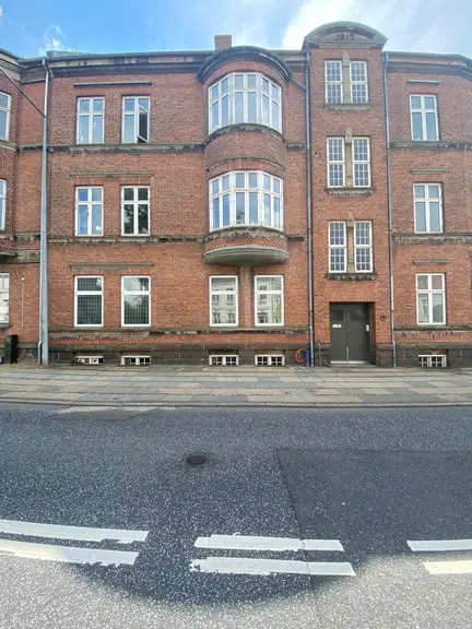 apartment Rummelig 4-værelses med altan og kig til Slotssøen – klassisk charme på 97 m2