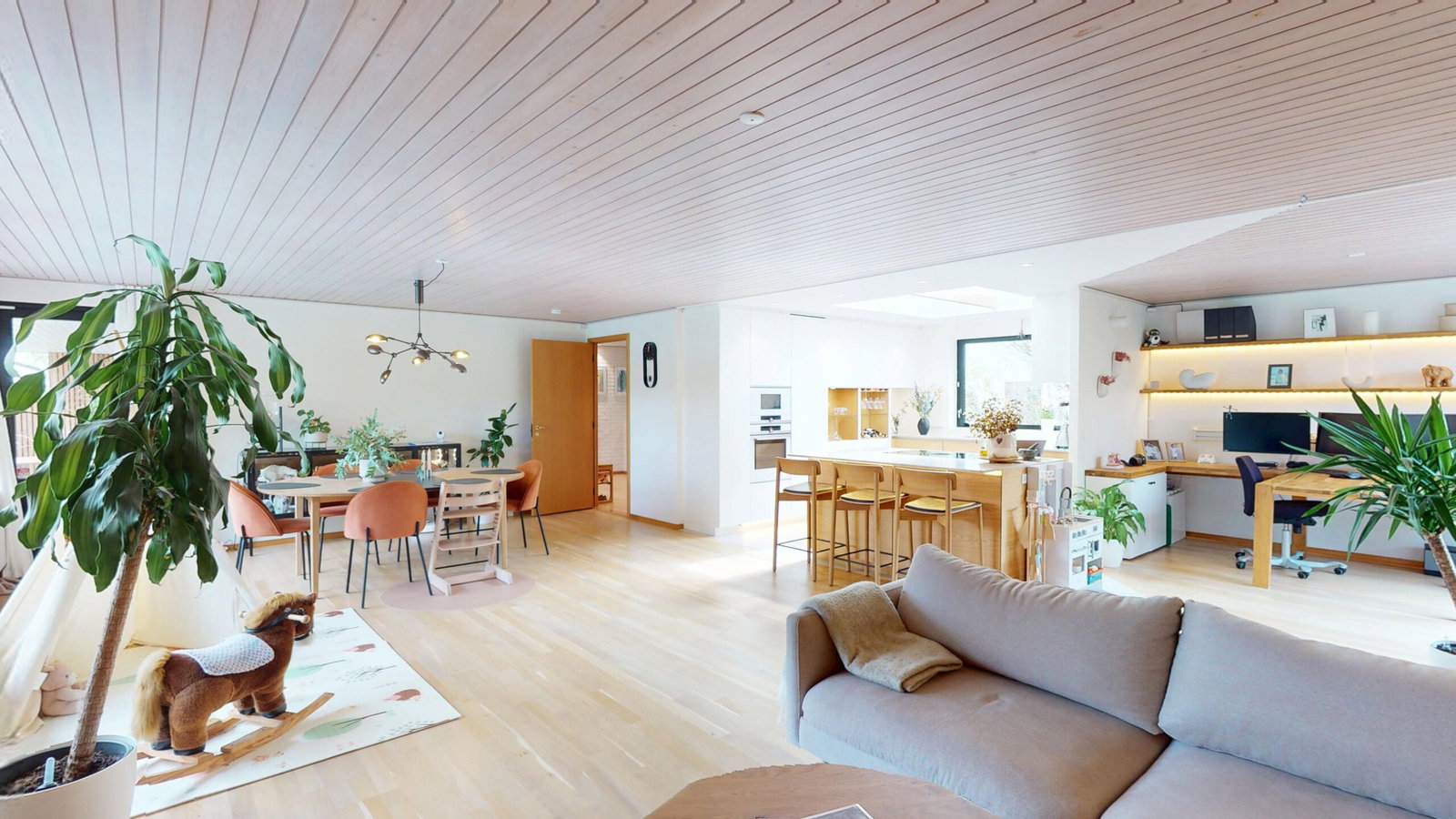house Rummelig familievilla med pool og sauna i Holte