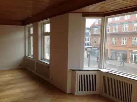apartment Stor lys særlig lejlighed i midt i Ringsted By, med udsigt til bylivet og Sct.Bendts Kirke.