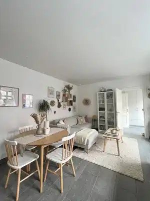 apartment Lys 2-værelses på 62 m2 i stueplan med åbent køkken-alrum, vaskesøjle og god opbevaring – tæt på indkøb og bus