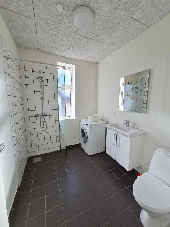 apartment Nyrenoveret 3-værelses på 94 m2 med stort alrum og central beliggenhed – mulighed for møblering