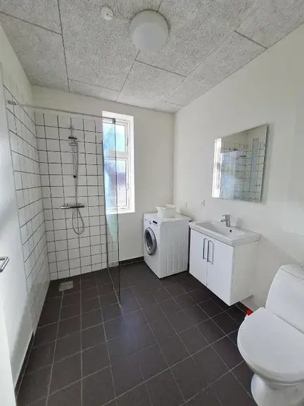 apartment Nyrenoveret 3-værelses på 94 m2 med stort alrum og central beliggenhed – mulighed for møblering