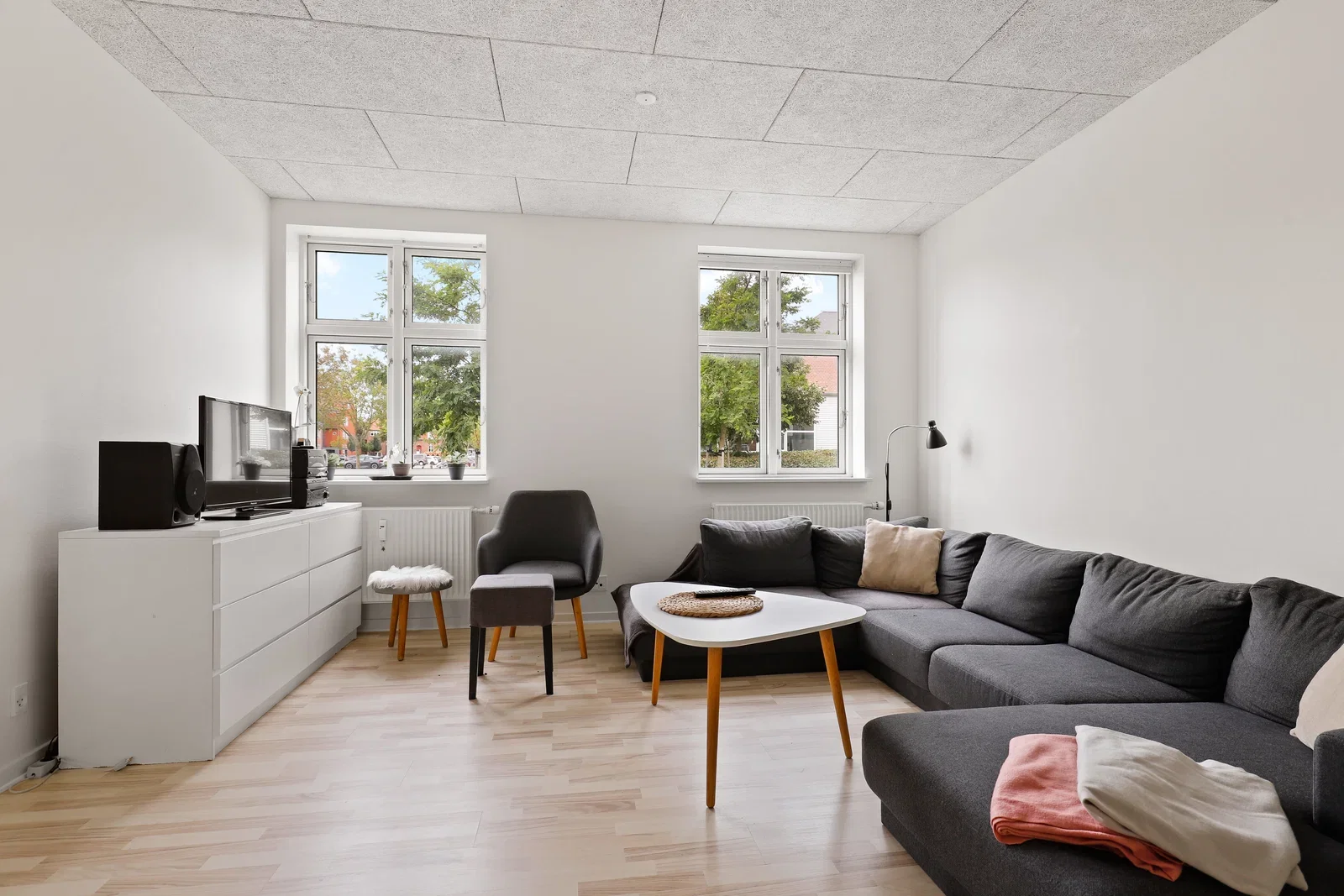 apartment Newly renovated 3-bedroom apartment of 94 m2 with large open-plan living area and central location – possibility for furnishing