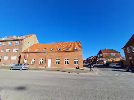 apartment Nyrenoveret 3-værelses på 75 m2 i tagetagen – lys, indflytningsklar og mulighed for møblering