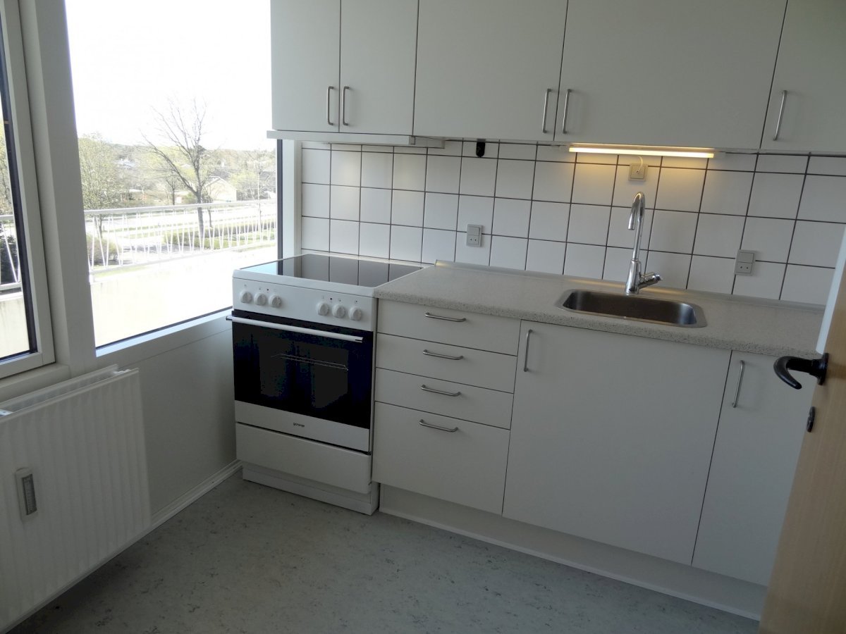 apartment Lys lejlighed med nyt køkken, altan og parkering