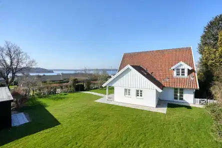 house Panorama udsigt over Furesøen fra denne fantastiske liebhavervilla og mulighed for 7 værelser