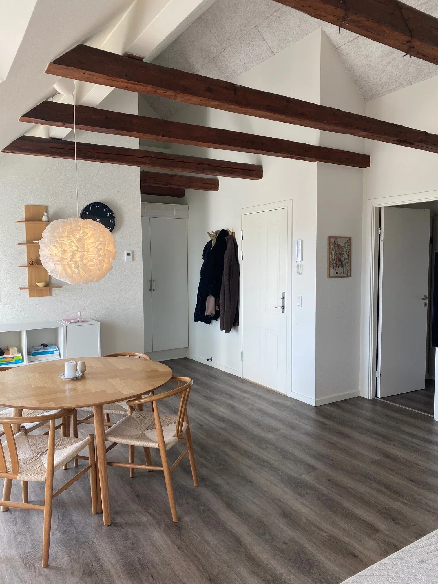 apartment Lys lejlighed med synlige bjælker.