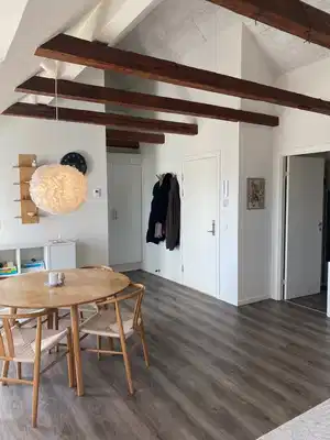 apartment Lys lejlighed med synlige bjælker.