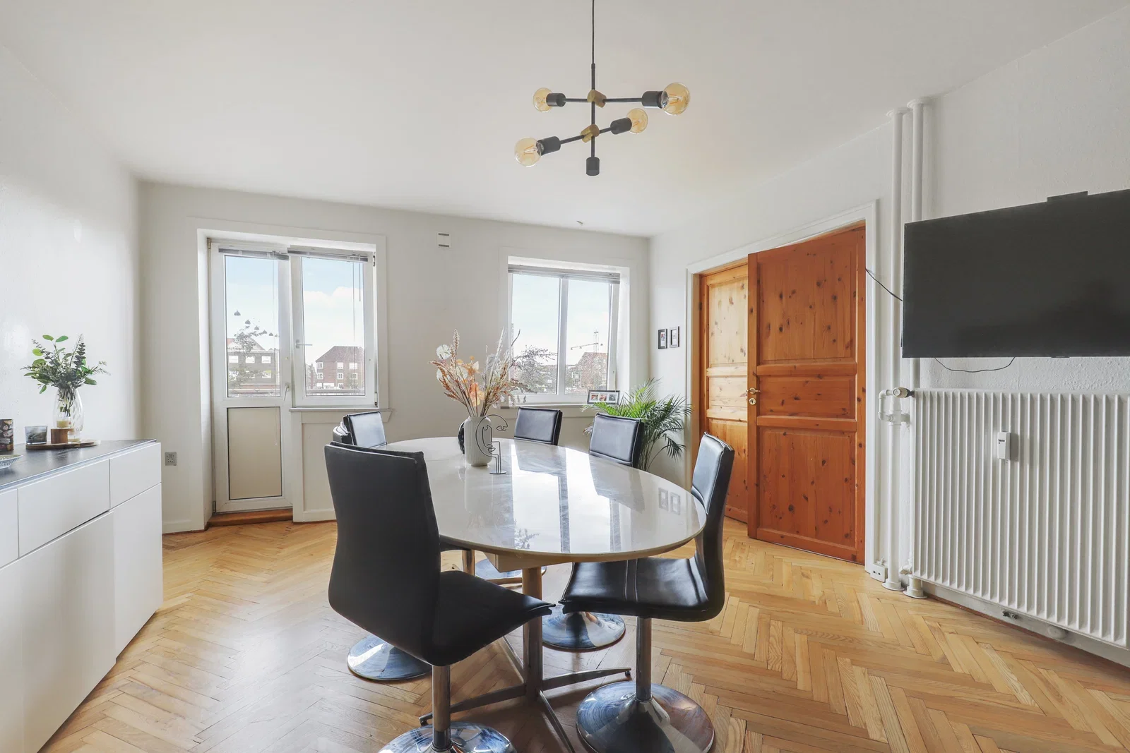 apartment Lys 3-værelses på 86 m2 med altan, sildebensparket og vaskemaskine – tæt på station, bus og indkøb