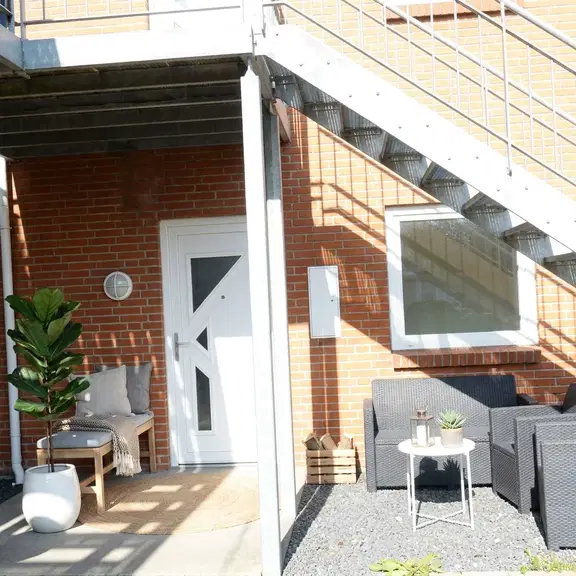 apartment Indbydende 3-værelses i stueplan med stor terrasse – tæt på indkøb, gågade og tog