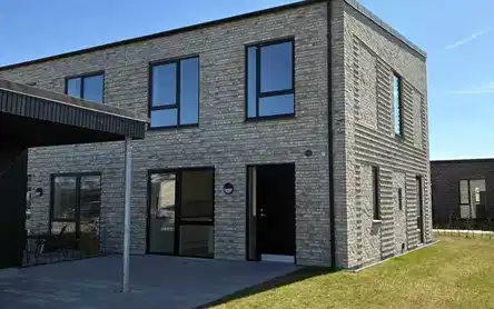townhouse Moderne rækkehus i Klarup med carport