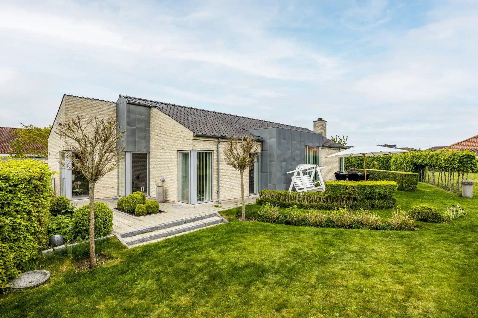 house Bright and Spacious Villa on a Closed Cul-de-Sac Street