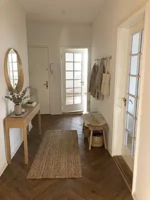 apartment Rummelig 4-værelses med altan, buet vinduesparti og sildebensparket
