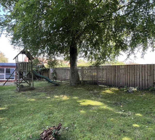 house Spacious villa with basement, garage and enclosed garden