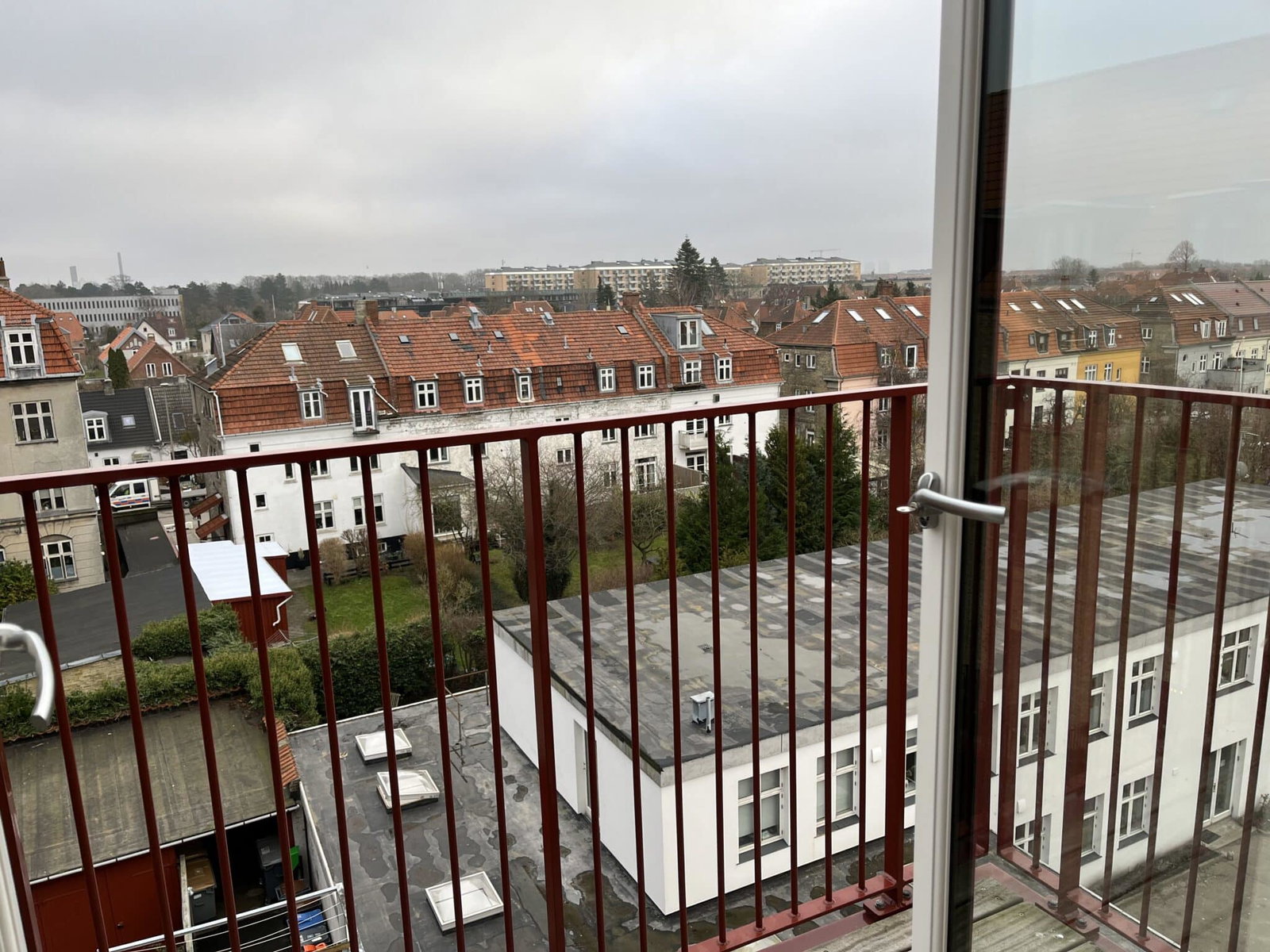 apartment Møbleret og istandsat 2 værelses lejlighed med hyggelig altan øverst i ejendommen