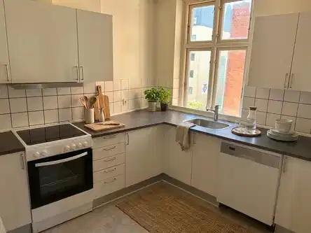 apartment Stor og delevenlig 4-værelses på 158 m2 med spisekøkken og to toiletter – parkering og hverdagens bekvemmeligheder lige om hjørnet