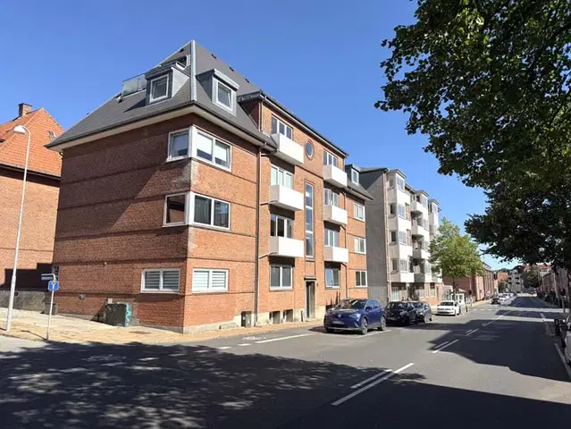 apartment Lys 4-værelses lejlighed med altan nær centrum