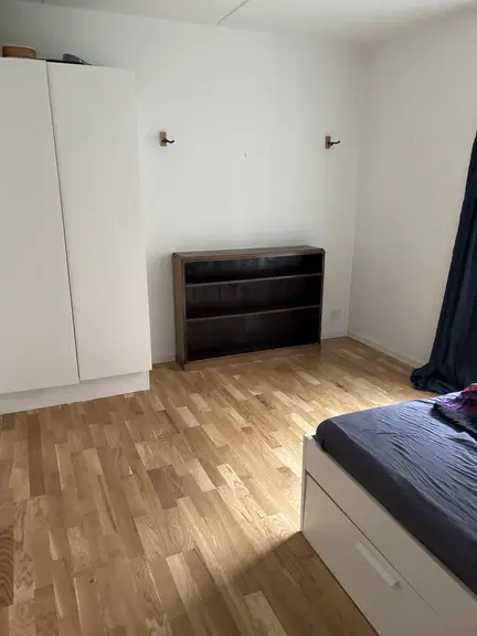 room Stort værelse tæt på offentlig transport.