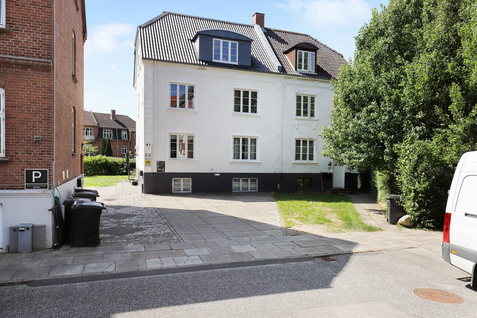 apartment Bright, renovated 2-room apartment of 55 m2 in the center with dormer windows and a modern kitchen