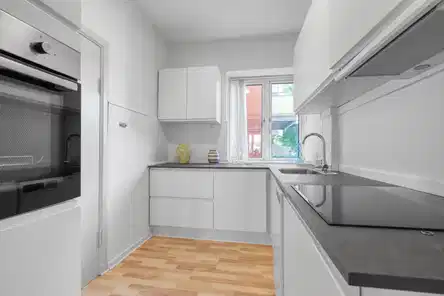 apartment Indflytningsklar 3-værelses i stueplan med nyt køkken, nyt bad og egen vaskesøjle – 77 m2