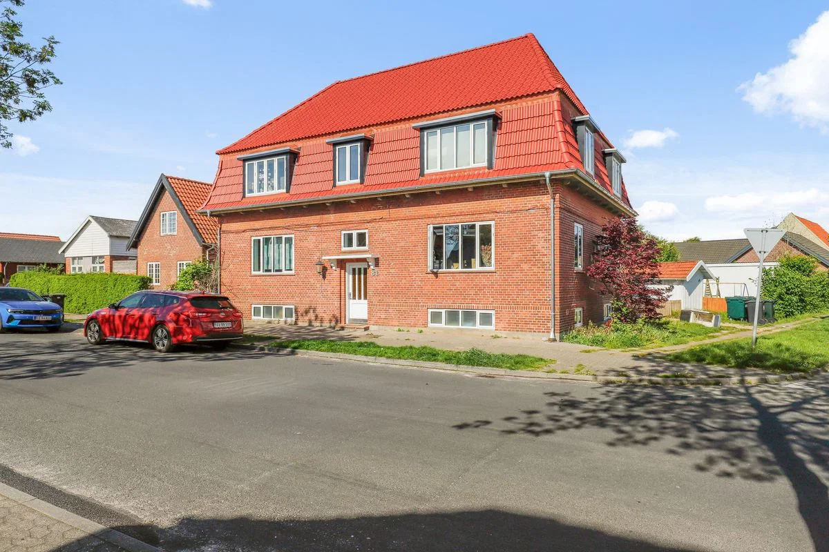 apartment Lys 2-værelses på 67 m2 i klassisk murstensejendom – skøn have, nyt tag og nye vinduer