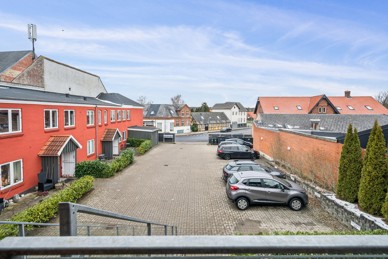 apartment Lys 83 m² lejlighed på 1. sal med terrasse og altan