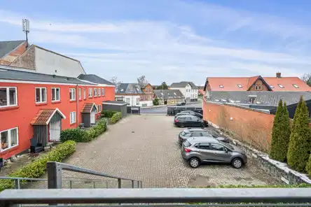 apartment Lys 83 m² lejlighed på 1. sal med terrasse og altan