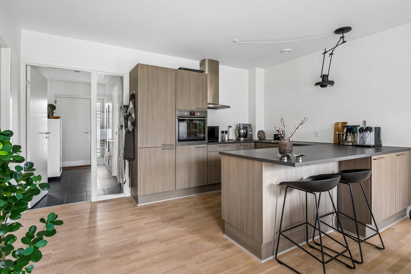 apartment Lys 83 m² lejlighed på 1. sal med terrasse og altan