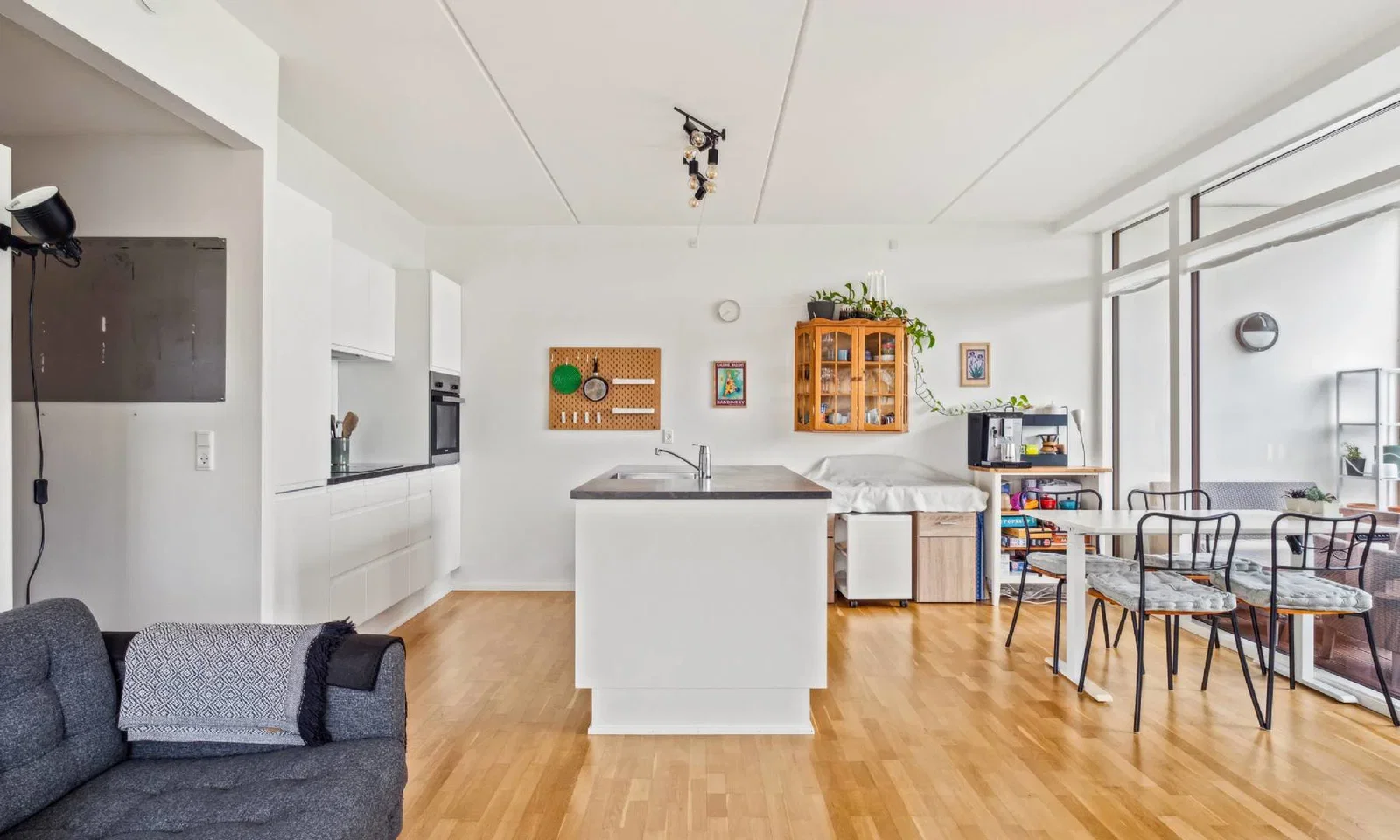 apartment Family-Friendly 4-Room Home with Large South-Facing Balcony